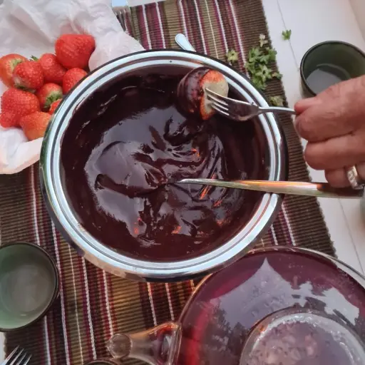 Fruitmandje met chocolade en aardbei